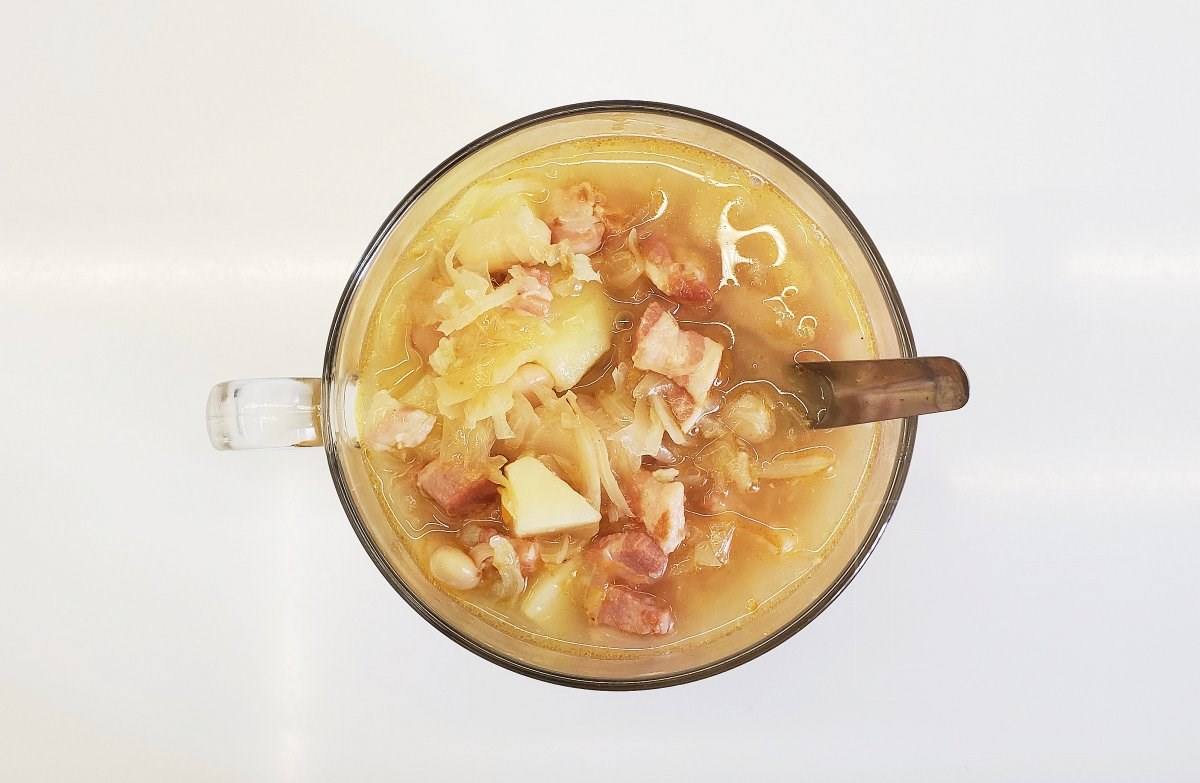 Суп с квашеной капустой, копчёными колбасками и фасолью